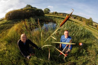 Einsatz für mehr Tümpel im Erzgebirge: Landschaftspfleger räumen Preis ab - Katja Brünnel und Norman Rebentisch vom Landschaftspflegeverband Mittleres Erzgebirge an einem der Tümpel, die auch weiter gepflegt werden.