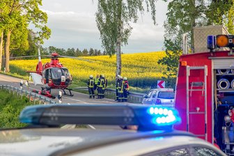 Einsatz für Rettungshubschrauber im Erzgebirge: Motorradfahrer stürzt auf Bundesstraße - Der Fahrer eines Motorrads stürzte am Montagabend auf der B 101 bei Wolkenstein.