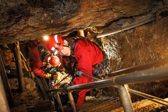 Einsatz im alten Silberbergwerk: Wenn es auch für Retter eng wird - Die hilflose Person musste auf der Trage die steile Treppe hoch transportiert werden. Eine Herausforderung in der Enge des Bergwerks für Max Müller und seine Kameraden aus dem Bergbau- und Höhenrettungszug der Stadtfeuerwehr Annaberg-Buchholz.