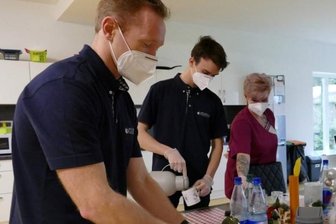 Einsatz im betreuten Wohnen: Bundeswehr sorgt für Entlastung - Einsatz im Küchenbereich: Oberstabsgefreiter Alexander Hellhorn (links) und Gefreiter Leonhard Pahlitzsch helfen Mitarbeiterin Isabell Hofmann, den Tisch für die Senioren zu decken. 
