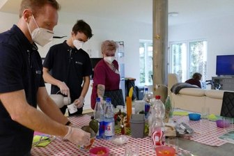 Einsatz im betreuten Wohnen: Bundeswehr sorgt in Gornau für Entlastung - Einsatz im Küchenbereich: Oberstabsgefreiter Alexander Hellhorn (links) und Gefreiter Leonhard Pahlitzsch helfen Mitarbeiterin Isabell Hofmann, den Tisch für die Senioren zu decken.