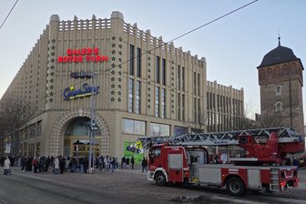 Einsatz im Chemnitzer Stadtzentrum: Galerie Roter Turm musste geräumt werden - Etwa 200 Personen mussten den Roten Turm am Sonntag verlassen.