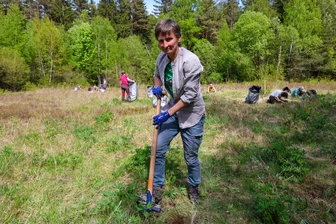 Einsatz im Erzgebirgswald: Was Frauen und Männer im Wald bei Schneeberg machen - Mirjam Schumann war schon mehrmals im Bergwaldprojekt tätig. Jetzt ist sie quasi in ihre alte Heimat Zwickau zurückgekehrt und arbeitet im Hartmannsdorfer Forst.