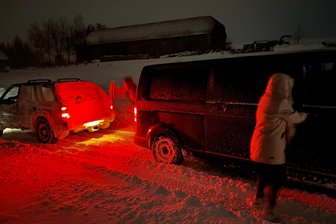 Einsatz im Schnee: 24-Jähriger hilft Band Engel in Zivil bei Lichtenberg im Erzgebirge aus der Patsche - Ein hilfsbereiter 24-Jähriger zog den Bus der Band Engel in Zivil am Sonntag gegen 3 Uhr am Ortsausgang Oberbobritzsch in Richtung Lichtenberger Kreuz mit seinem Wagen aus dem Schnee.
