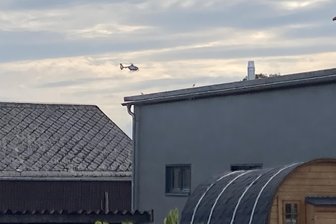 Einsatz im Vogtland: Polizeihubschrauber kreist, Schlauchboot wird angefordert - Ein Hubschrauber ist am Sonntagnachmittag über Reimersgrün gekreist.