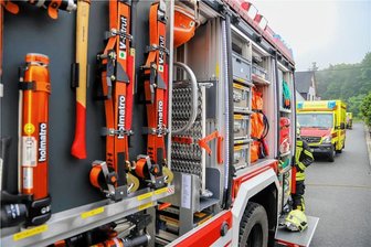 Einsatz in Aue: Feuer in Garage im Keller eines Wohnhauses ausgebrochen - Mehrere freiwillige Feuerwehren sind am Mittwochmorgen wegen eines Garagenbrandes unter einem Wohnhaus in Aue ausgerückt.
