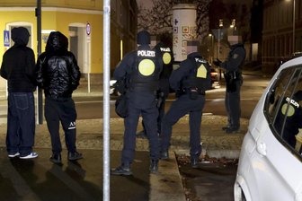 Einsatz in Chemnitz: 55 Beamte suchen nach sieben Raub-Verdächtigen - Gegen 15 Uhr schwärmte die Fahrzeugkolonne von der Polizeidirektion der Kripo an der Hainstraße aus. Auf dem Sonnenberg wurden Passanten an der Sonnenstraße kontrolliert.