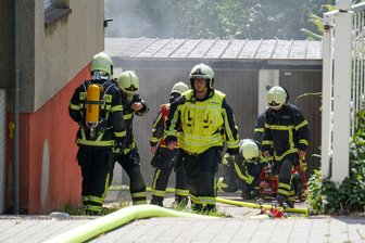 Einsatz in Döbeln: Solaranlage in Brand geraten - Feuerwehrleute löschen in Döbeln eine in Brand geratene Photovoltaikanlage.