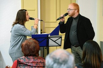 Einsatz in Lunzenau: Warum sich ein junger Mann viel Zeit für ein altes Orchester nimmt - Michael Baldauf gehörte nicht nur zu den Ausgezeichneten zum Ehrenamtsempfang im Lunzenauer Rathaus, sondern gestaltete den Abend gemeinsam mit Kathleen Richter auch musikalisch. Sie sangen zum Beispiel den Schlager "Liebeskummer lohnt sich nicht", aber auch Lieder von Udo Lindenberg und Udo Jürgens.
