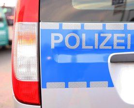 Einsatz in Mehrfamilienhaus: 31-Jähriger bedroht Polizisten mit Messer - Ein 31-Jähriger hat in einem Mehrfamilienhaus in Hohenstein-Ernstthal Polizisten mit einem Messer bedroht.