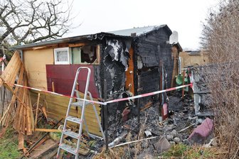 Einsatz mit besonderen Emotionen in Glauchau: Feuerwehrleute löschen Brand im Schrebergarten eines Kollegen - Stark beschädigt ist die Gartenlaube in der Anlage zwischen Jerisau und Zwickauer Mulde. Die Polizei beziffert den Sachschaden auf 4000 Euro.