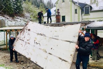 Einsatz mit Hammer, Akkuschrauber und Nageleisen: In diesem Tierheim im Erzgebirge startet der Frühjahrsputz - Viele Hände, schnelles Ende: In gut drei Stunden war das Außengehege für die Katzen im Bockauer Tierheim abgerissen. Auch Stephan Wollny (vorn), stellvertretender Vorsitzender des Tierschutzvereins Aue-Schwarzenberg, packte mit an.