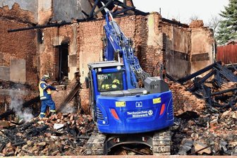 Einsatz nach Explosion in Ellefeld: Was ein Brandhelfer zu erzählen hat - Das THW schickt den Bagger in die Spur. Vorsicht ist geboten.
