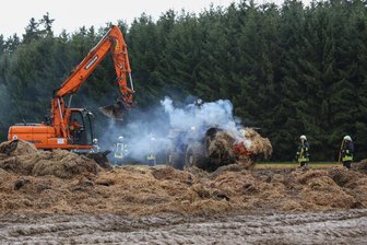 Einsatz nach Großbrand in Gebirge läuft weiter - Das Stroh wurde breit gezogen und abgelöscht.