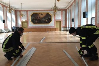 Einsatz von Feuerwehr und THW: Freiberger Corona-Testzentrum wird aufgebaut - Mitglieder der Freiwilligen Feuerwehr Freiberg bauen im Städtischen Festsaal zwei Corona-Teststrecken auf.
