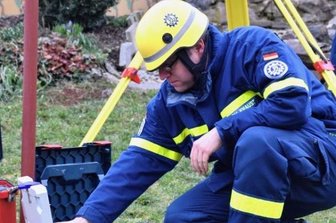 Einsatz von zwei bis zwei: Was ein Brandhelfer zu erzählen hat - Die statischen Messungen durch das THW werden vorbereitet.