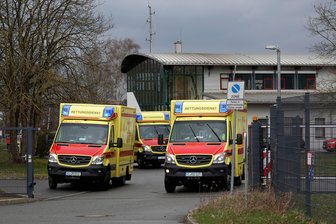 Einsatzkräfte absolvieren große Übung in Flugplatzgebäude im Erzgebirge - Rettungskräfte standen am nahen Feuerwehrtechnischen Zentrum Pfaffenhain in Bereitschaft.