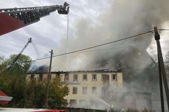 Einsatzkräfte bergen Leichnam nach Brand in Auerswalde -