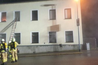 Einsatzkräfte retten Frau aus Wohnhaus -
