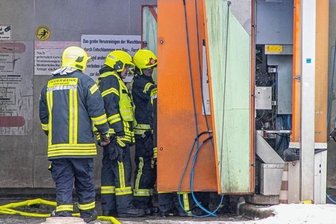 Einsatzmarathon für die Feuerwehr - Feuerwehrleute - hier Annaberger Kameraden - mussten am Samstag auch zu einer Tankstelle ausrücken. 