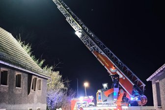 Einsatzmarathon in Flöha: Vier Alarmierungen für die Feuerwehr in zwei Tagen - Bei den Löscharbeiten in Flöha war auch die Drehleiter im Einsatz.