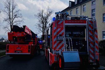 Einsatzserie der Plauener Feuerwehr: Vier Personen in Sicherheit gebracht - Ein Feuerwehr-Alarm hat am Dienstagnachmittag den nächsten gejagt.