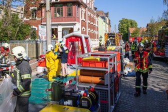 Einsatzübung für den Ernstfall - Ein Großaufgebot von Feuerwehrleuten trainierte in Meerane, was bei einem Chemieunfall zu tun ist.