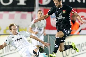Einsatzwille allein reicht nicht - Der Zwickauer René Lange (l.) kann in dieser Szene Daniel Hägele stoppen.