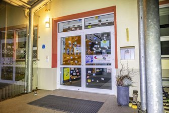 Einschlaglöcher: Vermutlich rechtsextreme Attacke auf Sportgymnasium in Sachsen - Die Tür mit Hetz-Aufklebern und Einschlaglöchern übersät: Vermutlich Rechtsextreme haben die „Eliteschule des Sports“ in Altenberg einen Tag vor Besuch von afrikanischen Schülern aus Madagaskar attackiert.