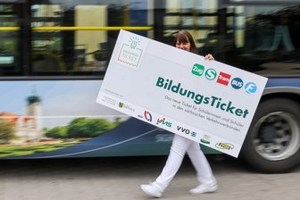 Einschnitte im Chemnitzer Nahverkehr: Auch Bildungsticket rückt in den Fokus - In Chemnitz nutzen immer mehr Schülerinnen und Schüler das 2021 eingeführte Bildungsticket. Die Finanzierung bereitet dem Rathaus angesichts der klammen Stadtkasse Sorgen.