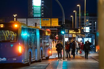 Einschnitte im Chemnitzer Nahverkehr beschlossen: Worauf sich Fahrgäste einstellen müssen - In den frühen Morgen- oder späten Abendstunden müssen Fahrgäste künftig länger auf Bus und Bahn warten.