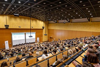 Einschreibestart fürs Seniorenkolleg: TU Chemnitz bietet jetzt auch Seniorenstudium an - In den Hörsälen der TU Chemnitz sitzen ab dem Sommersemester nicht nur junge Studenten, sondern in manchen Vorlesungen auch Senioren. Die TU führt neben ihrer Vortragsreihe das Seniorenstudium ein.
