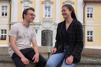 Einser-Abitur: Zwei Zwickauer Schülern stehen alle Wege offen - Janine Fleischer und Ferdinand Schmoldt sitzen vor dem Clara-Wieck-Gymnasium, das sie nun verlassen - mit Vorfreude auf das Kommende, aber auch mit Wehmut. 