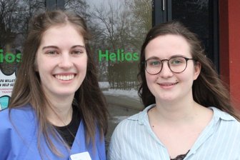 Einser-Azubis in Aue geehrt: Nach dem Lehrabschluss wird weiter gelernt - Nelly Bachmann (r.) und Heidi Keller haben ihre Ausbildung zur Pflegekraft am Helios-Klinikum in Aue mit der Note 1,1 bestanden.