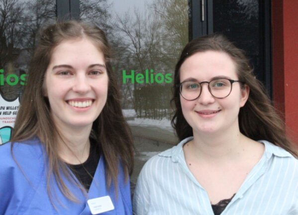 Einser-Azubis in Aue geehrt: Nach dem Lehrabschluss wird weiter gelernt - Nelly Bachmann (r.) und Heidi Keller haben ihre Ausbildung zur Pflegekraft am Helios-Klinikum in Aue mit der Note 1,1 bestanden.
