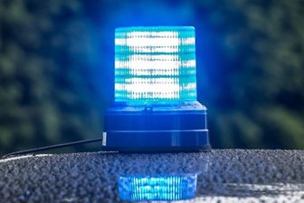 Einsiedel: Unbekannte ziehen mit Fackeln vor Asylunterkunft - Polizei ermittelt - 
