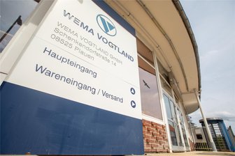 Einst arbeiteten dort Tausende: Warum ein Plauener Werkzeugmaschinenbauer liquidiert wird - Haupteingang der Wema Vogtland Technology GmbH in Plauen: Die mit dem Insolvenzverfahren verbundenen Hoffnungen auf eine Rettung des Betriebes bleiben unerfüllt. Das Unternehmen wird liquidiert, sagt der Insolvenzverwalter.