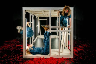 Einst das „Hausboot des Ostens“ - heute fragiles Erbe. Die Theater Chemnitz widmen sich der DDR-Garage - Claudia Acker, Lina Mareike Wolfram, Anna Lehotská arbeiten sich an einer Garage (Bühne Maria Wolgast) ab.
