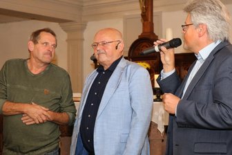 Einst Feinde, heute Freunde - Die Ballonflucht 1979 sorgt 40 Jahre später für ungewöhnliche Begegnungen - Bernd Merkel vom Team „Kultur in der Kapelle“ (rechts) fragt Günter Wetzel (Mitte) und Peter Richter, wie sie die Nacht der Flucht erlebt und sich Jahrzehnte später kennen gelernt haben.