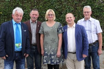 Einst kostete die Mitgliedschaft 3000 Reichsmark oder eine gute Zigarre: Bermsgrüner Verein feiert 100. Geburtstag - Aus Anlass der Feier zum 100-jährigen Bestehen des Rassekaninchenzüchtervereins Bermsgrün entstand dieses Bild. Von links Vereinsvorsitzender Bernd Voigt, Kreisverbandsvorsitzender Werner Weigel, stellvertretende Landesverbandsvorsitzende Doreen Kalusok, Bermsgrüns Zuchtwart Kay Beyreuther und der stellvertretende Vereinsvorsitzende Bernd Salzer.