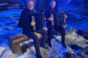 Einst mit Opas Akkordeon gestartet: Musikalische Brüder zurück in Lichtenstein - Toni (links) und Danny Leuschner treten am Sonntag im Kulturpalais auf. Anlass ist der Abschluss der gut besuchten Weihnachtsausstellung des Museums.