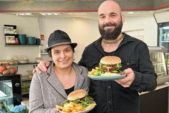 Einst professioneller Pilzsammler in Schweden - jetzt Gastronom in Stollberg - Falafelburger, Kartoffelspalten und Salate stehen bei Anne und André Lipinski täglich auf der Speisekarte. 