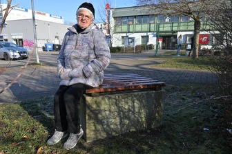 Einst Sockel für ein Kunstwerk, heute banale Sitzgelegenheit: Kommt die Kranich-Statue irgendwann nach Zwickau-Eckersbach zurück? - Der Sockel der Kraniche-Skulptur am Kosmos-Center Eckersbach ist jetzt eine Sitzgelegenheit, auf der Ursula Hertel gern sitzt.