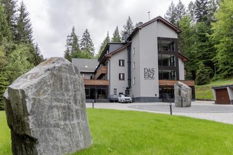 Einst Stasi-Heim, heute Luxushotel im Erzgebirge: Was ein Zeitzeuge beim Bau in der DDR erlebt hat - Wo seit Kurzem das neue Luxushotel „Das Erz“ zwischen Crottendorf und Markersbach Gäste begrüßt, befand sich zu DDR-Zeiten ein Stasi-Genesungsheim.