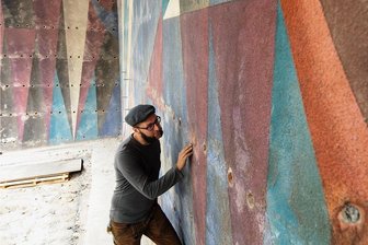 Einst verstecktes Kunstwerk von Karl-Heinz Adler am Plauener Rathaus liegt jetzt wieder frei - Der Möschwitzer Diplom-Restaurator Martin Fliedner wird das Adler-Kracht-Kunstwerk am Haupteingang des Plauener Rathauses in den nächsten Monaten restaurieren.