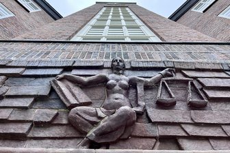 Einst von Angela Merkel geehrt, heute angeklagt: Was ein Prozess in Chemnitz über eine mutmaßliche Hochstaplerin offenbart - Das Landgericht Chemnitz will Anfang Oktober ein Urteil sprechen.