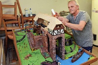 Einst Weltniveau im Montanwesen, heute vergessenes Mauerwerk: das Kahnhebehaus von Halsbrücke gibt es jetzt als Modell - Volker Heinrich hat ein Demonstrationsmodell vom Erzkanal Halsbrücke mit seinem Kahnhebehaus gebaut. Verblüffend echt: Dachschindeln, die aus medizinischen Rachenspachteln bestehen.