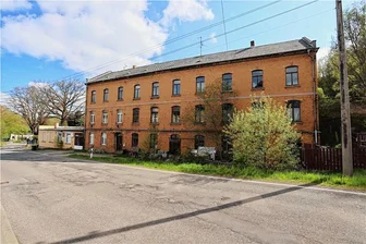 Einst wurde hier Plauener Spitze produziert: Jetzt soll die "Heinz & Riedel"-Immobilie in Culitzsch versteigert werden - Die alte Spinnerei an der Hauptstraße in Culitzsch, gleich am Ortseingang, soll versteigert werden.