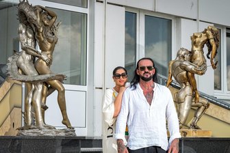 Einst zum Luxus-Bordell umgebaut: Jetzt bringt Dresden hier Flüchtlinge unter - Rotlicht-Unternehmer Werner Kirschner und seine Lebensgefährtin Ana Maria Badiu hatten in Dresden ein Bürogebäude zum Edel-Bordell umbauen lassen: Allein die erotischen Bronzefiguren vor dem Eingang kosteten 50.000 Euro.