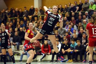Einstand in Ausweichhalle geht daneben - BSV-Sachsen-Spielerin Julia Redder (Mitte) beim Wurf.